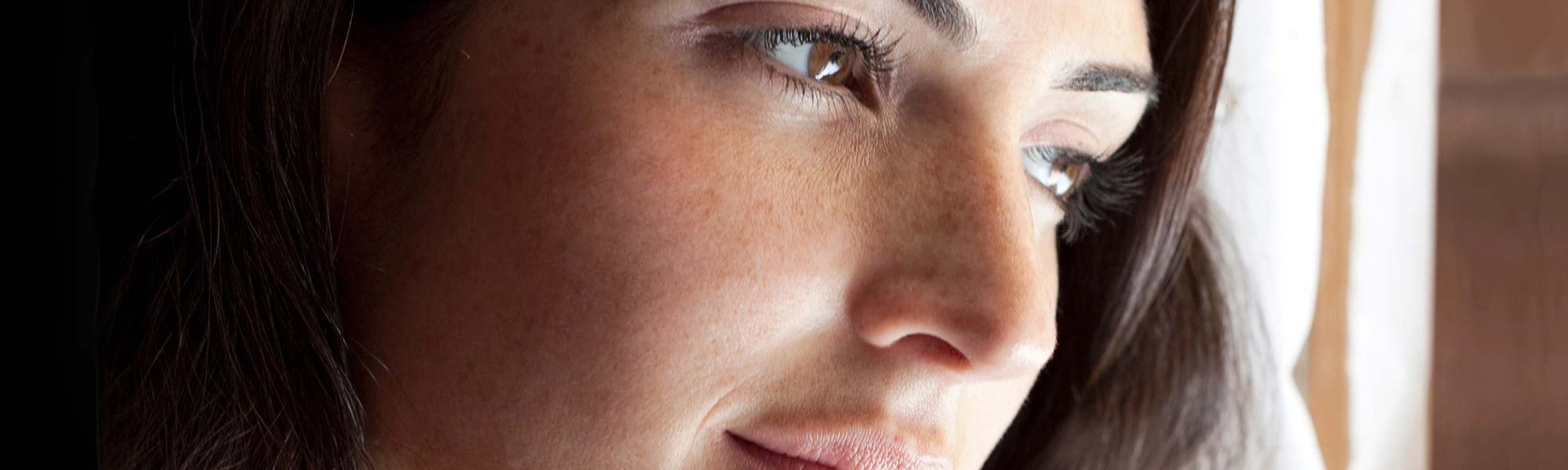 Combate las manchas oscuras de tu cara con la gama antiarrugas y antimanchas Revitalift Laser de L’Oréal Paris.