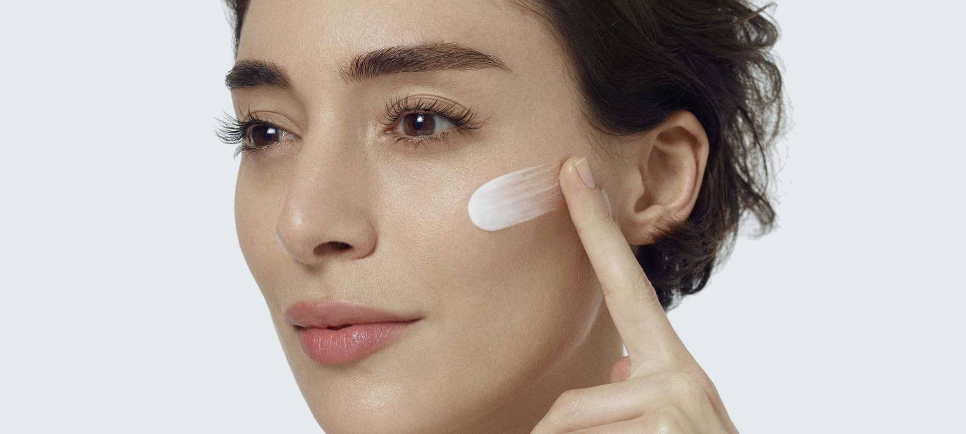 e contamos cuál es el mejor orden para aplicarte las cremas en el rostro con la gama Revitalift Filler [+ Ácido Hialurónico] de L’Oréal Paris.