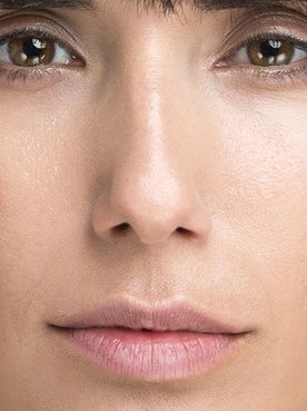 En tu rutina facial diaria a los 30 años no pueden faltar ni el ácido hialurónico ni el retinol ni el colágeno. Apórtalos desde fuera con las distintas gamas de cuidado de L’Oréal Paris.