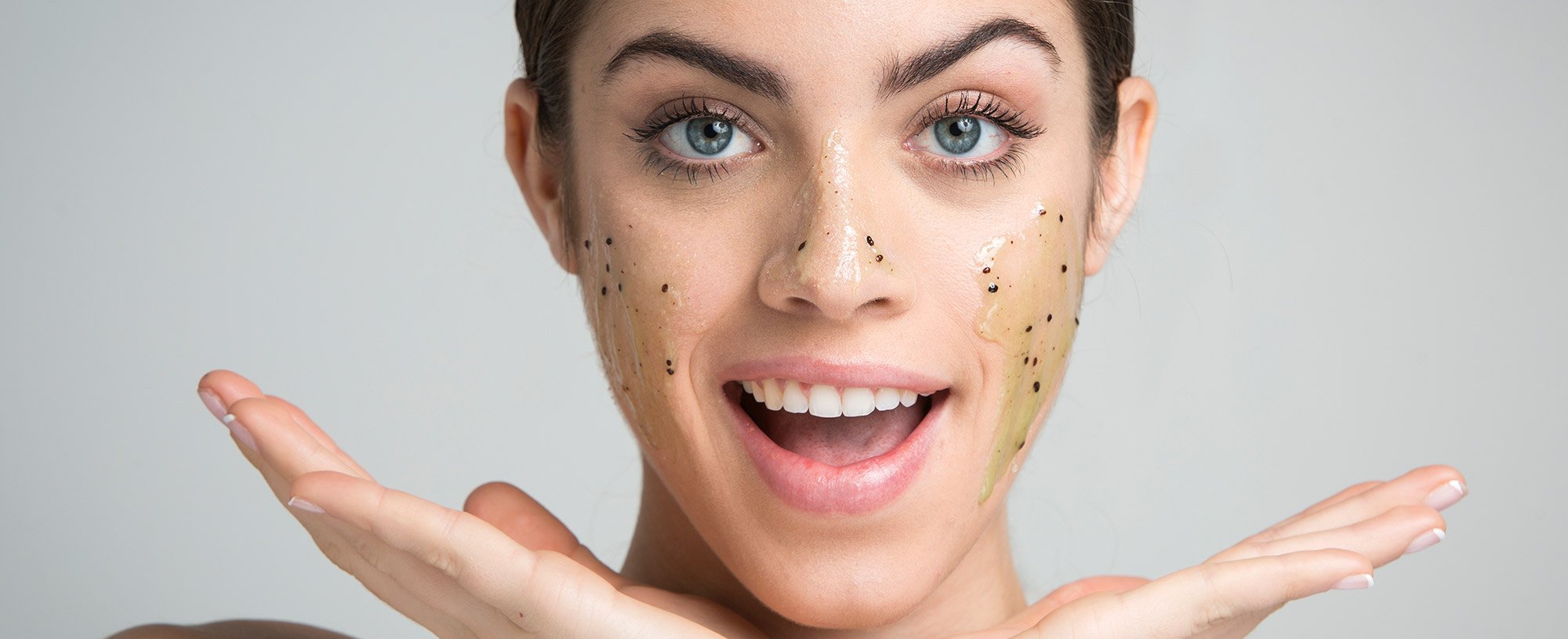 La modelo seca suavemente su cara con una toalla tras haber exfoliado su piel.