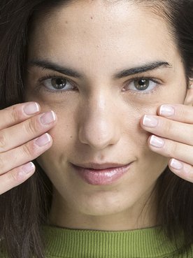 Plántate frente a los poros dilatados de tu cara con los productos de limpieza facial de L’Oréal Paris y también con el Sérum Noche Retinol Puro de la gama Revitalift Laser.