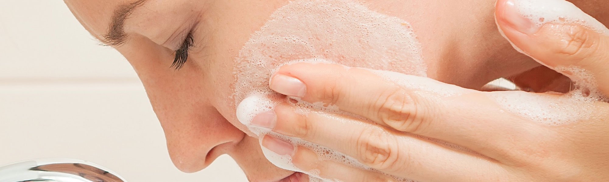 Lleva a cabo una higiene facial exhaustiva gracias a los productos de limpieza de L’Oréal Paris. Agua micelar, geles limpiadores, mascarillas, exfoliantes, tónicos… ¡No te dejes ninguno!
