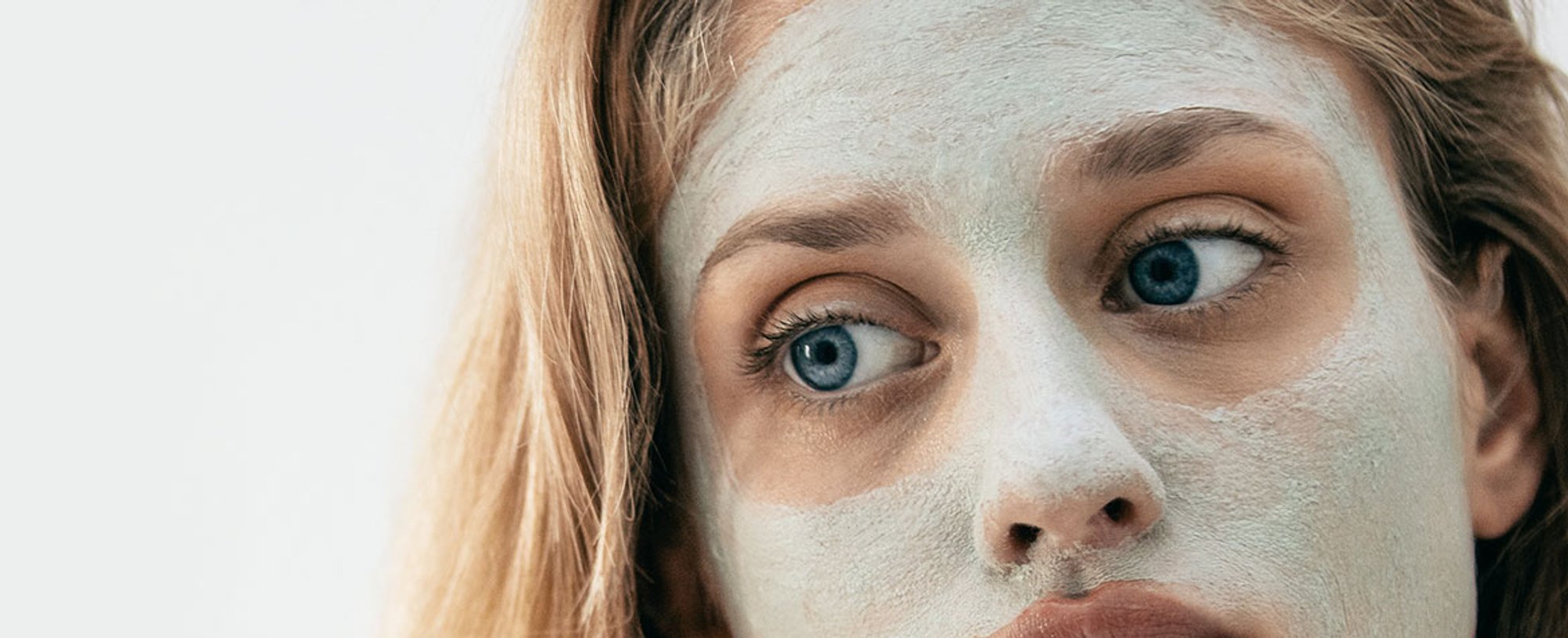 Dos o tres veces a la semana incorpora a tu rutina de limpieza facial las Mascarillas Arcillas Puras de L’Oréal Paris para una limpieza aún más en profundidad.
