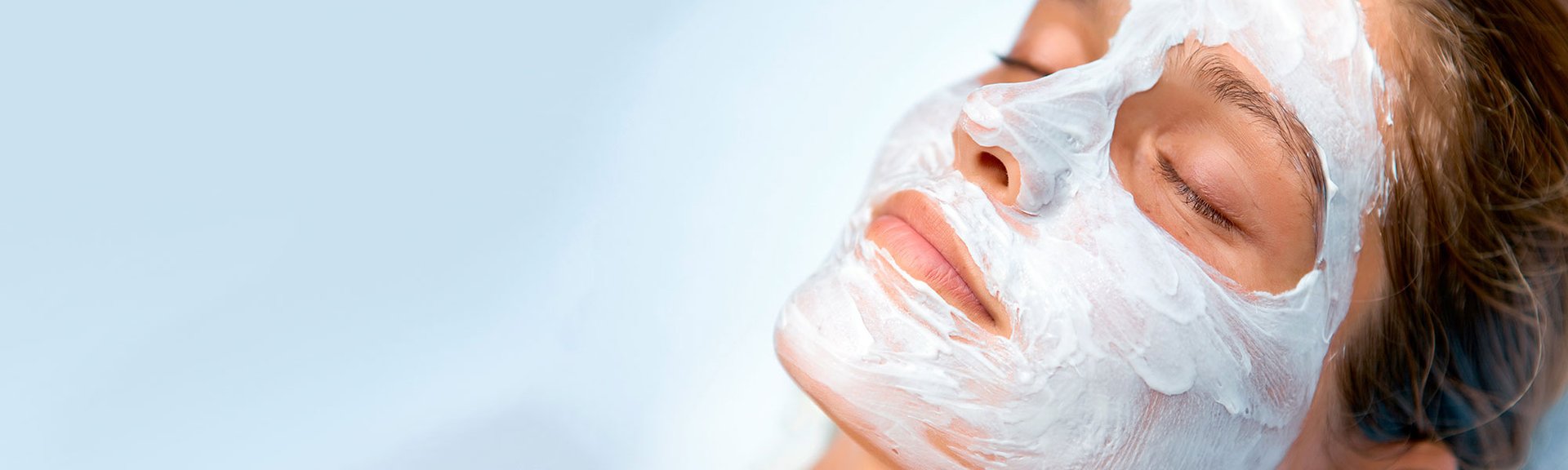 Adapta tu rutina facial para que llevar una mascarilla protectora no tenga repercusiones en tu piel con los productos de L’Oréal Paris. 