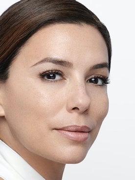 Sí, se pueden mezclar el retinol y la vitamina C, pero en distintos momentos del día. Acude al Sérum Noche Retinol Puro Revitalift Laser de L’Oréal Paris por la noche y a la Crema de Día con SPF 20 a la mañana siguiente.