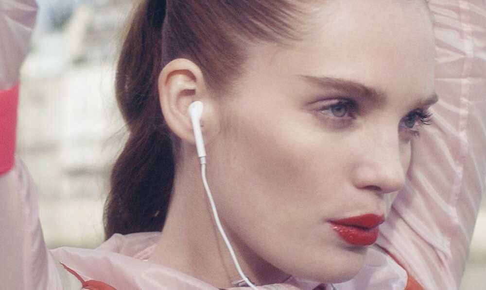 Cómo puede ayudarte un cosmético con cafeína para las ojeras| L'Oréal Paris