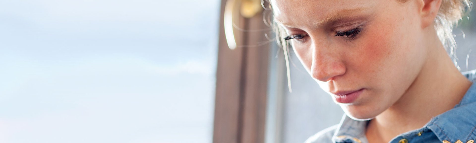 Combate los efectos del text neck en tu cuello con la gama Revitalift Filler [+ Ácido Hialurónico] de L’Oréal Paris y el sérum nocturno con retinol puro de Revitalift Laser.