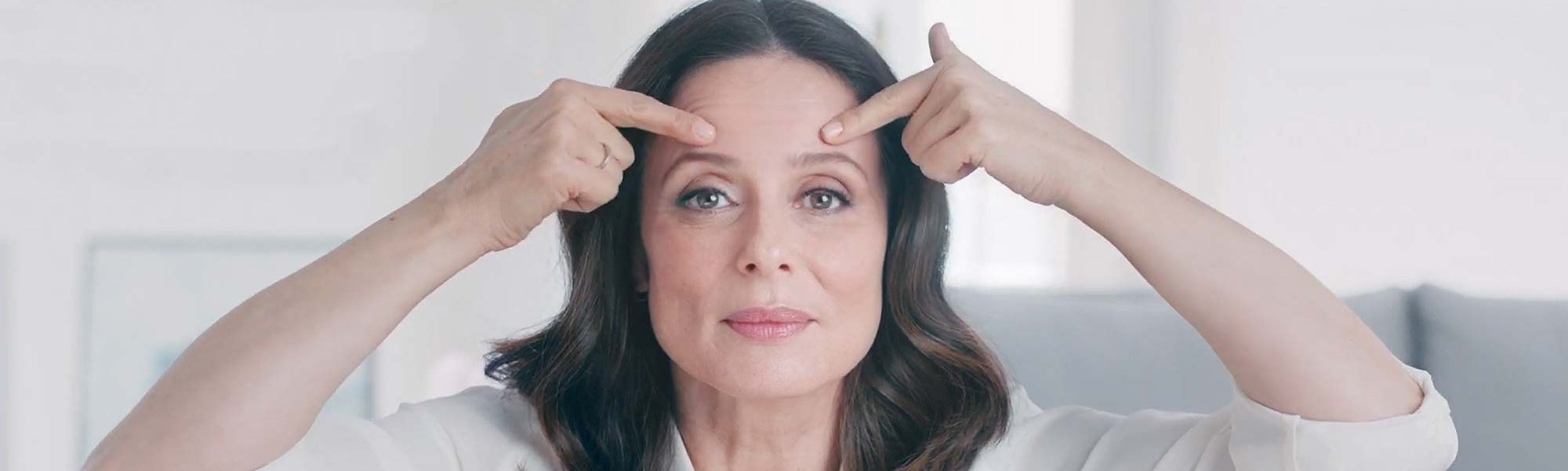 Combina el yoga facial con las cremas de la gama Age Perfect Golden Age de L’Oréal Paris como hace la actriz Aitana Sánchez-Gijón. 