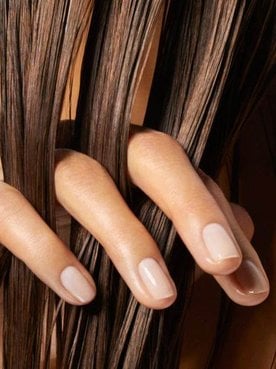 Cómo tratar el problema de la raíz grasa y puntas secas | L’Oréal Paris