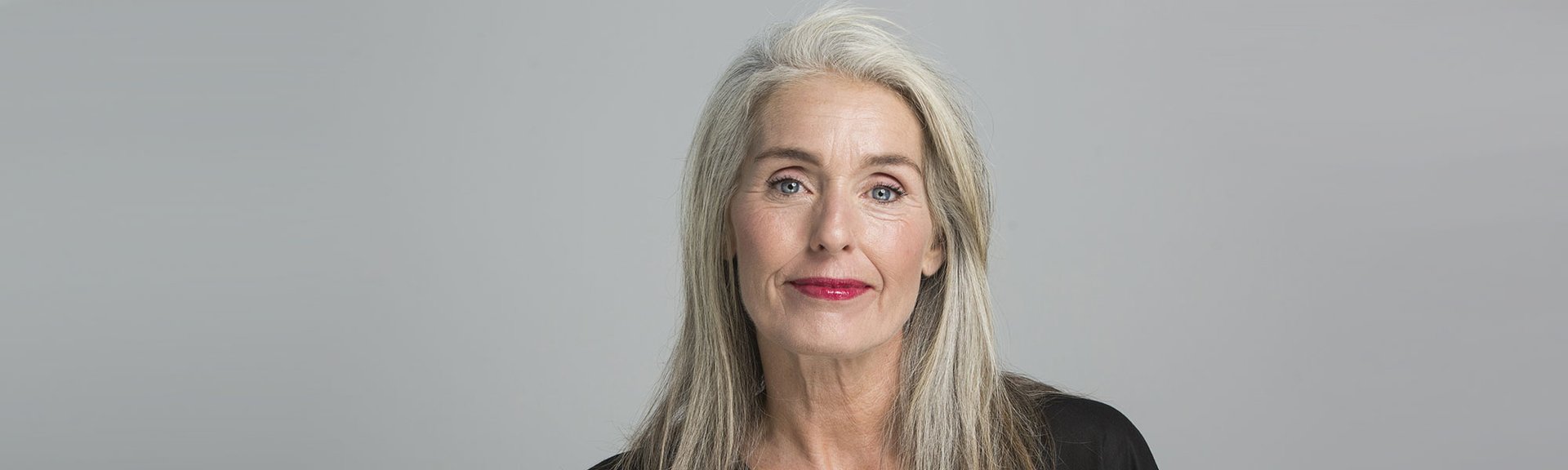 Consigue unas canas blancas y brillantes con mucha rutina y cuidado y la gama Elvive Color Vive Violeta de L’Oréal Paris.