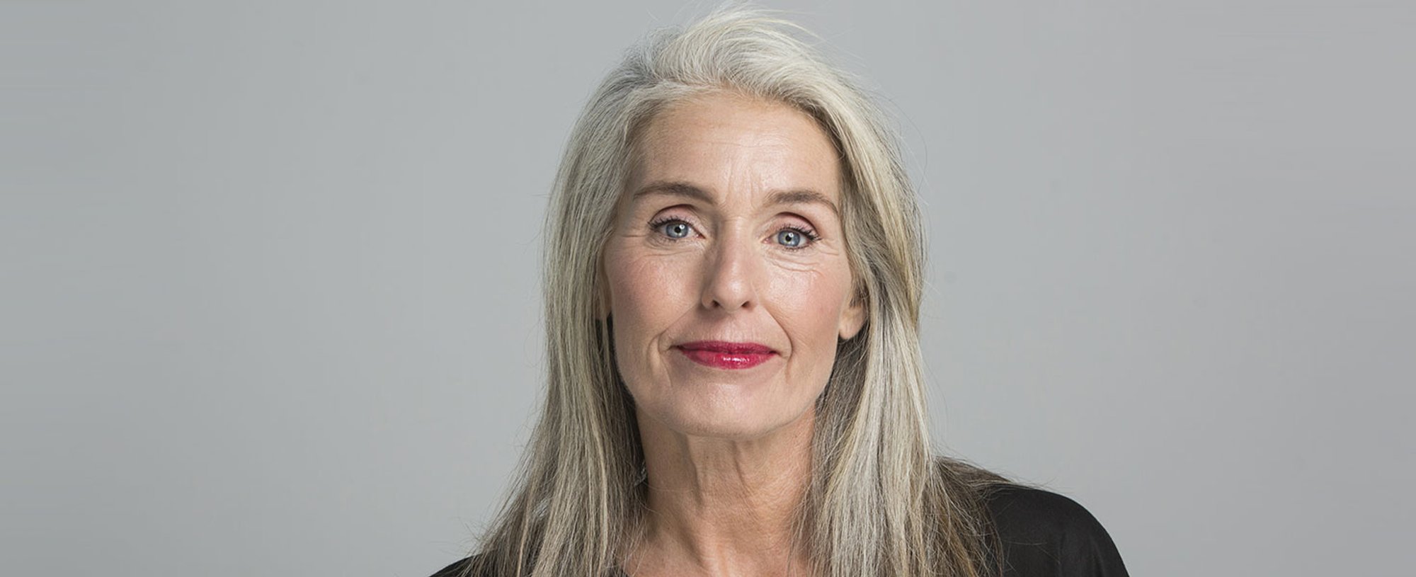 Consigue unas canas blancas y brillantes con mucha rutina y cuidado y la gama Elvive Color Vive Violeta de L’Oréal Paris.