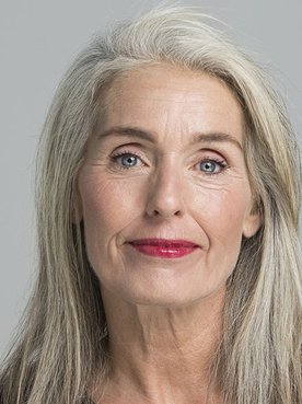 Consigue unas canas blancas y brillantes con mucha rutina y cuidado y la gama Elvive Color Vive Violeta de L’Oréal Paris.
