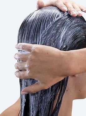 Descubre cómo lavarte el pelo de 10 con estos consejos y un nuevo gesto en tu rutina capilar: Más Que Un Champú de L’Oréal Paris.