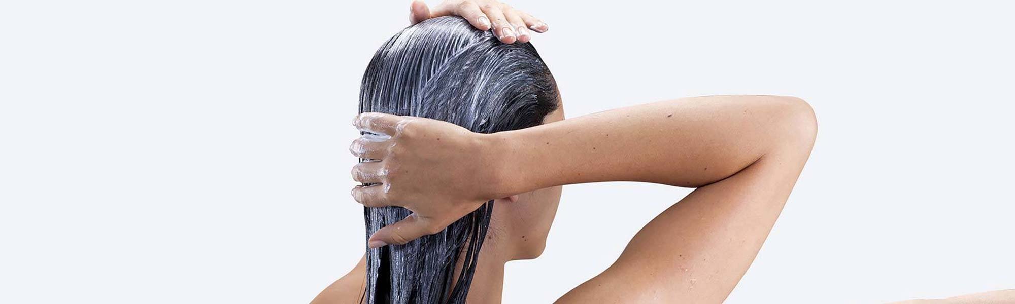 Descubre cómo lavarte el pelo de 10 con estos consejos y un nuevo gesto en tu rutina capilar: Más Que Un Champú de L’Oréal Paris.