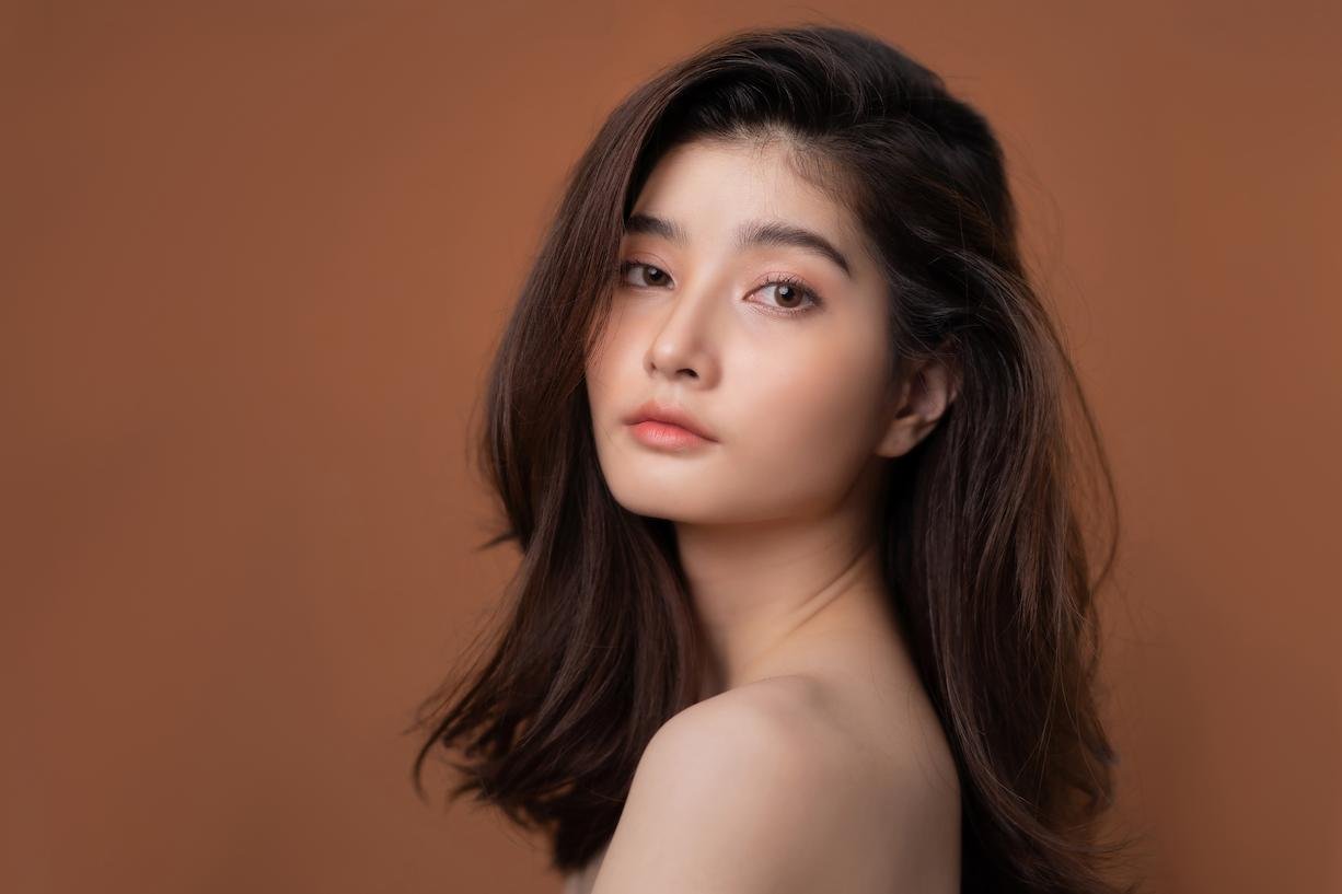 Los productos de fijación de L’Oréal Paris son claves a la hora de saber cómo peinar tu flequillo. Soo Joo Park lo tiene clarísimo.