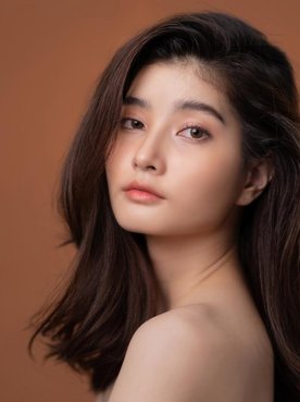 Los productos de fijación de L’Oréal Paris son claves a la hora de saber cómo peinar tu flequillo. Soo Joo Park lo tiene clarísimo.