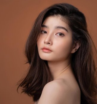 Los productos de fijación de L’Oréal Paris son claves a la hora de saber cómo peinar tu flequillo. Soo Joo Park lo tiene clarísimo.