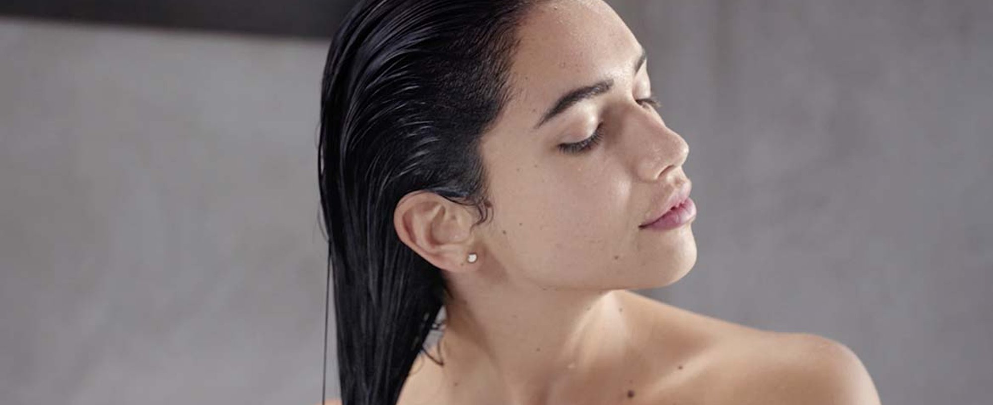 Para que el pelo graso aguante más tiempo limpio, intenta espaciar los lavados.