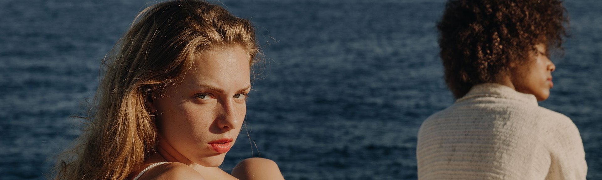 Cuida de tu pelo en verano como nunca con la ayuda de las mascarillas Elvive, pero también con el Aceite Extraordinario Universal y un nuevo gesto en tu rutina: Elvive Magic Water de L’Oréal Paris. ¡Tu cabello dejará de sufrir por fin!