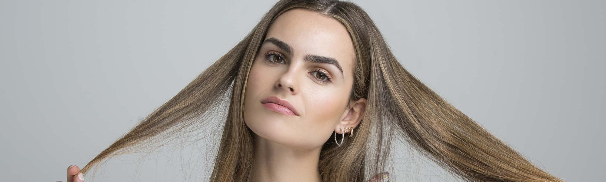 Descubre cómo dar volumen a tu pelo fino con estos trucos y la Laca Elnett de L’Oréal Paris.