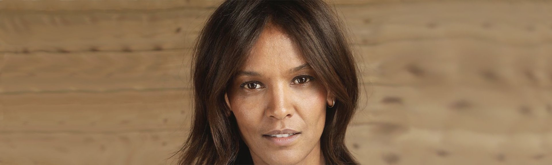 El flequillo abierto es ese objeto de deseo que nos vuelve locas a todas. Llévalo tan bonito como Liya Kebede con los productos de fijación de L’Oréal Paris.