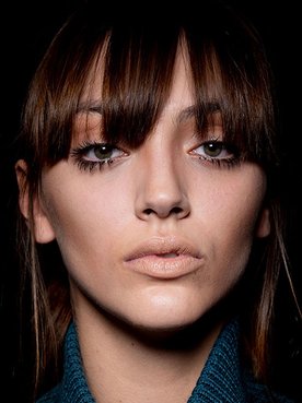 Con los productos de fijación de L’Oréal Paris tú tampoco te vas a querer perder los flequillos 2021. ¡Te están esperando!