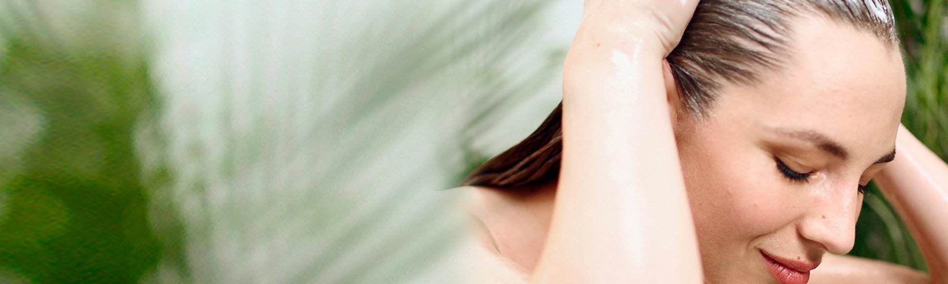 Siempre que puedas date una masaje capilar. Solo necesitas tus manos y el champú que mejor se adapte a tus necesidades de todas las gamas Elvive de L’Oréal Paris.