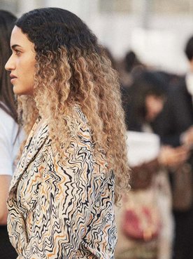 Consigue unas mechas para pelo rizado increíbles gracias a la nueva gama de coloración Universal Nudes Excellence Creme de L’Oreal Paris.