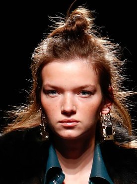Suma a estas tendencias de peinados para otoño e invierno la fijación de L’Oréal Paris y el resultado será memorable.