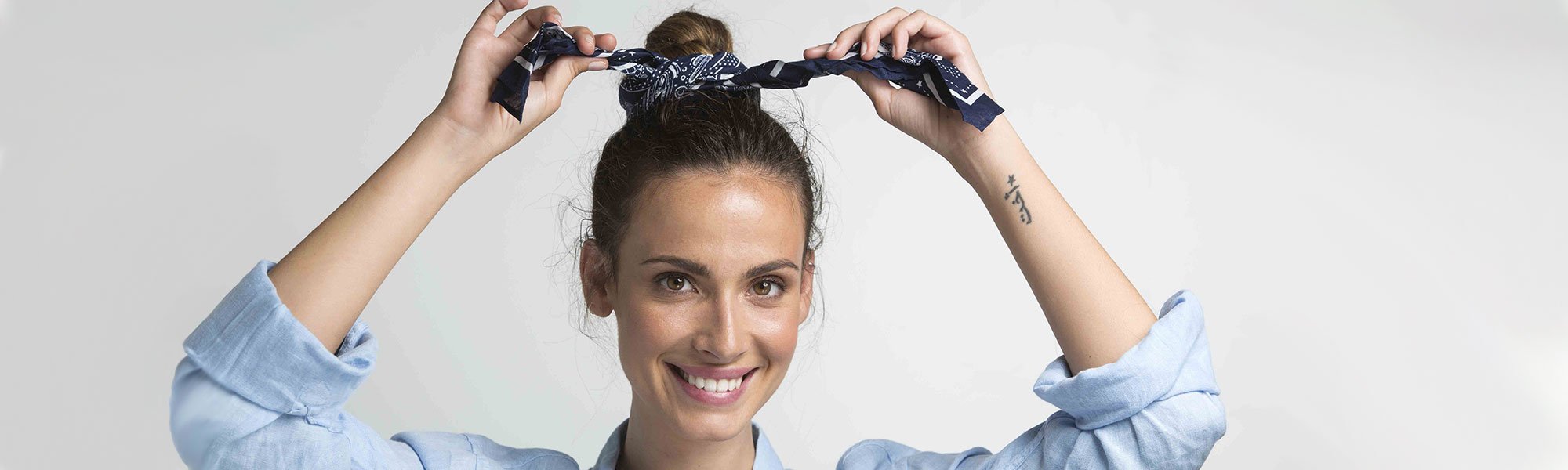 Atrévete con los peinados de esta primavera-verano 2021 de la mano de los productos de fijación de L’Oréal Paris.