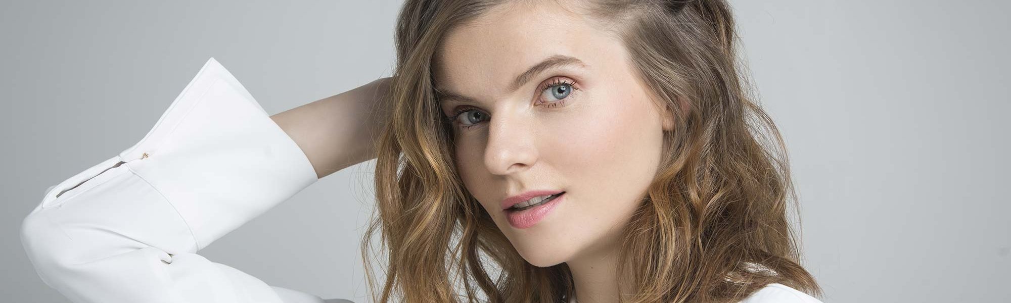 Si tienes el pelo fino y encrespado, la gama Elvive Full Resist y el Sérum Stop Frizz de L’Oréal Paris pueden ayudarte.