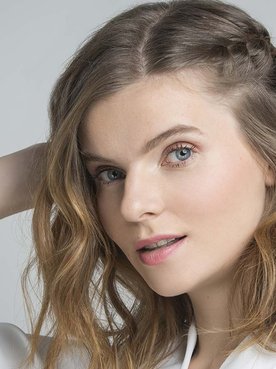 Si tienes el pelo fino y encrespado, la gama Elvive Full Resist y el Sérum Stop Frizz de L’Oréal Paris pueden ayudarte.