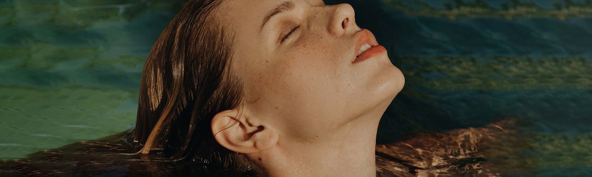 ¿Pelo verde piscina? No dejes que esta circunstancia se convierta en un problema para tu cabello, cuidándolo con las distintas gamas especiales para melenas teñidas de L’Oréal Paris. ¿Todavía no conoces a Elvive Color Vive y Elvive Color Vive Violeta?