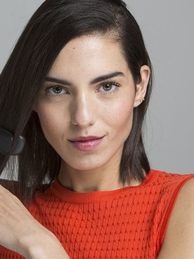 Si de verdad quieres preservar la salud de tu pelo, necesitas un protector de calor para el cabello de la talla del Sérum Stop Frizz de L’Oréal Paris para no dañarlo mientras lo “trabajas”.