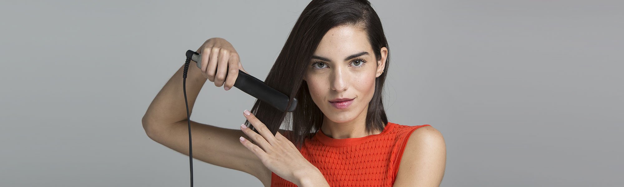 Si de verdad quieres preservar la salud de tu pelo, necesitas un protector de calor para el cabello de la talla del Sérum Stop Frizz de L’Oréal Paris para no dañarlo mientras lo “trabajas”.