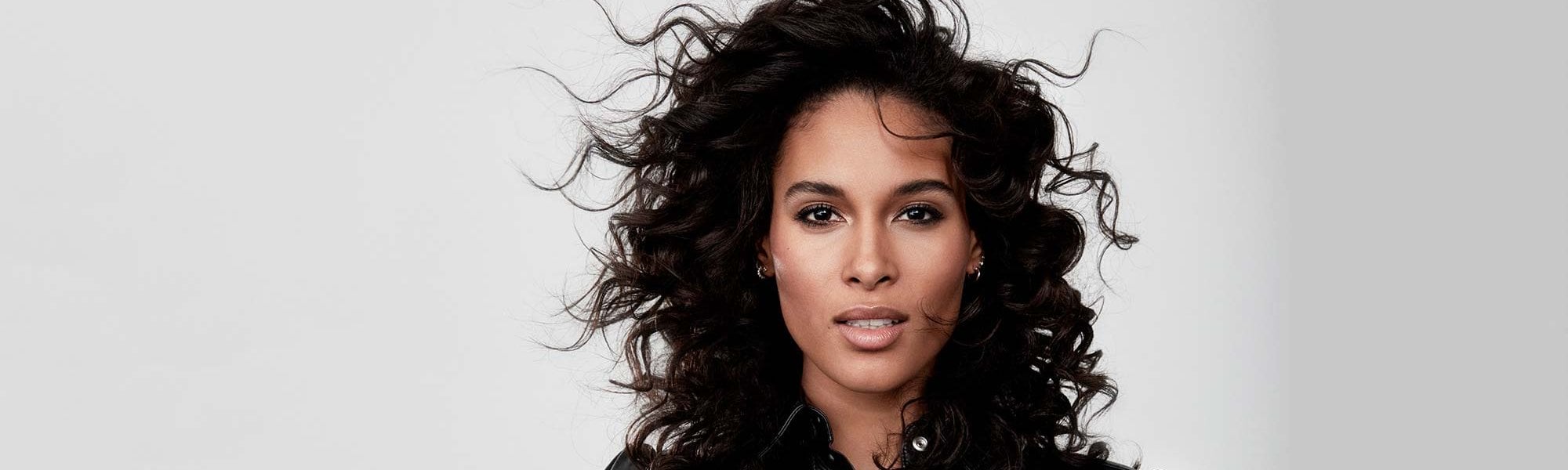 Una de las estrategias más utilizadas para quitarle volumen al pelo es usar un producto de styling y cuidado como el Sérum Stop Frizz de L’Oréal Paris.