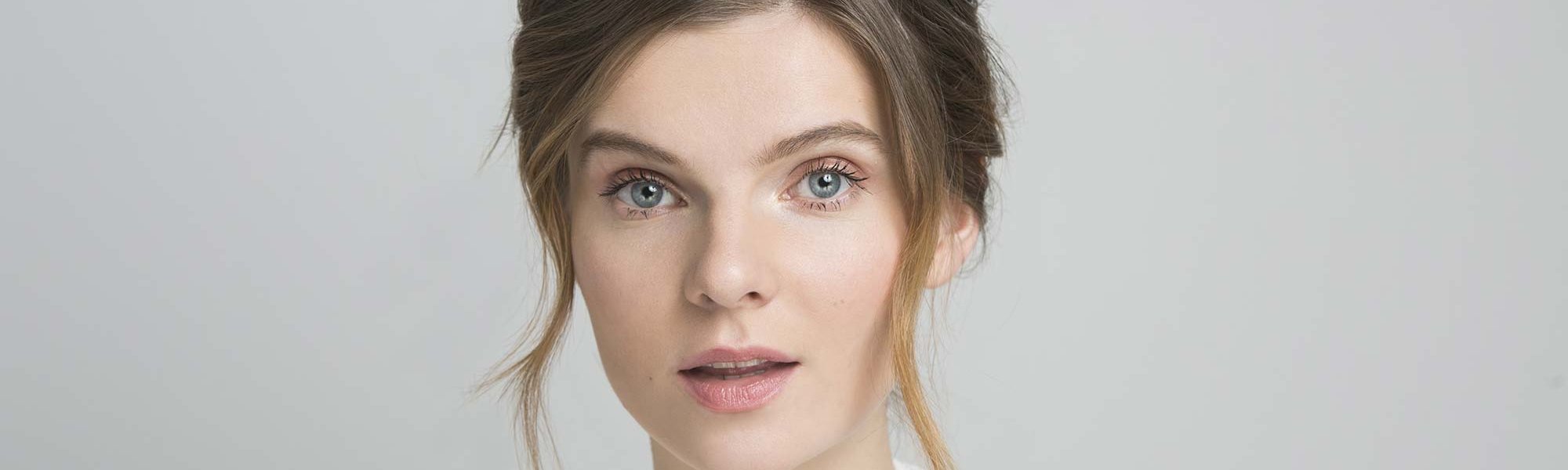 Los productos de fijación de L’Oréal Paris hacen que recoger el pelo corto sea muy fácil. ¡Compruébalo por ti misma!