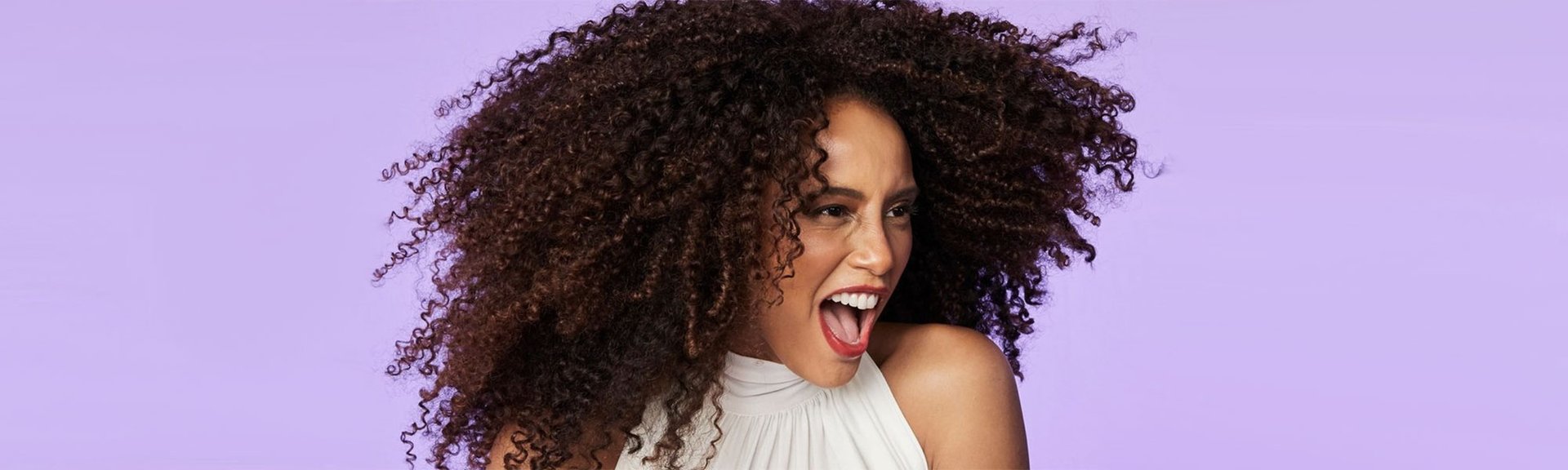 ¿Últimamente los encuentras en mal estado de forma? Pues no lo dudes y recupera tus rizos con la gama Elvive Hidra [Hialurónico] de L’Oréal Paris.