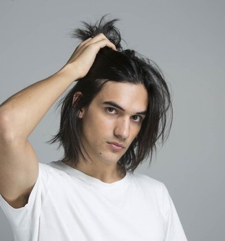 Para alisar el pelo en hombres solo necesitas tener a mano los productos de fijación de L’Oréal Men Expert.