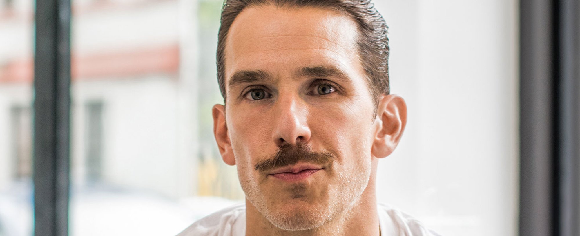 Haz como Rob Mcmillen y tómate el cuidado de tu bigote muy en serio con la gama Barber Club de L’Oréal Men Expert.