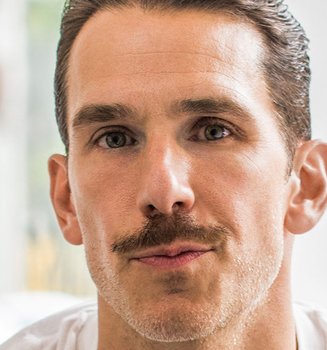Haz como Rob Mcmillen y tómate el cuidado de tu bigote muy en serio con la gama Barber Club de L’Oréal Men Expert.
