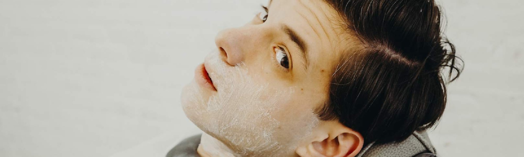 Aprende a afeitarte la piel sensible, ayudándote de la gama Barber Club, pero también de la línea de cuidado facial Magnesium Defense de L’Oréal Men Expert.