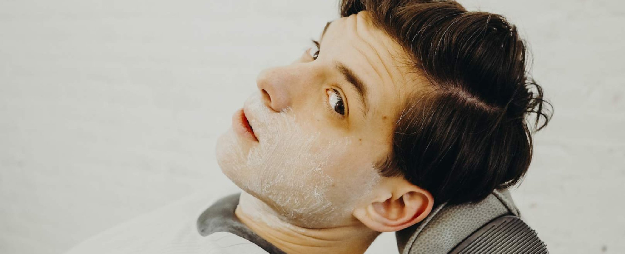 Aprende a afeitarte la piel sensible, ayudándote de la gama Barber Club, pero también de la línea de cuidado facial Magnesium Defense de L’Oréal Men Expert.
