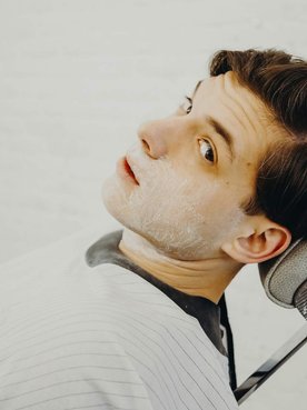 Aprende a afeitarte la piel sensible, ayudándote de la gama Barber Club, pero también de la línea de cuidado facial Magnesium Defense de L’Oréal Men Expert.