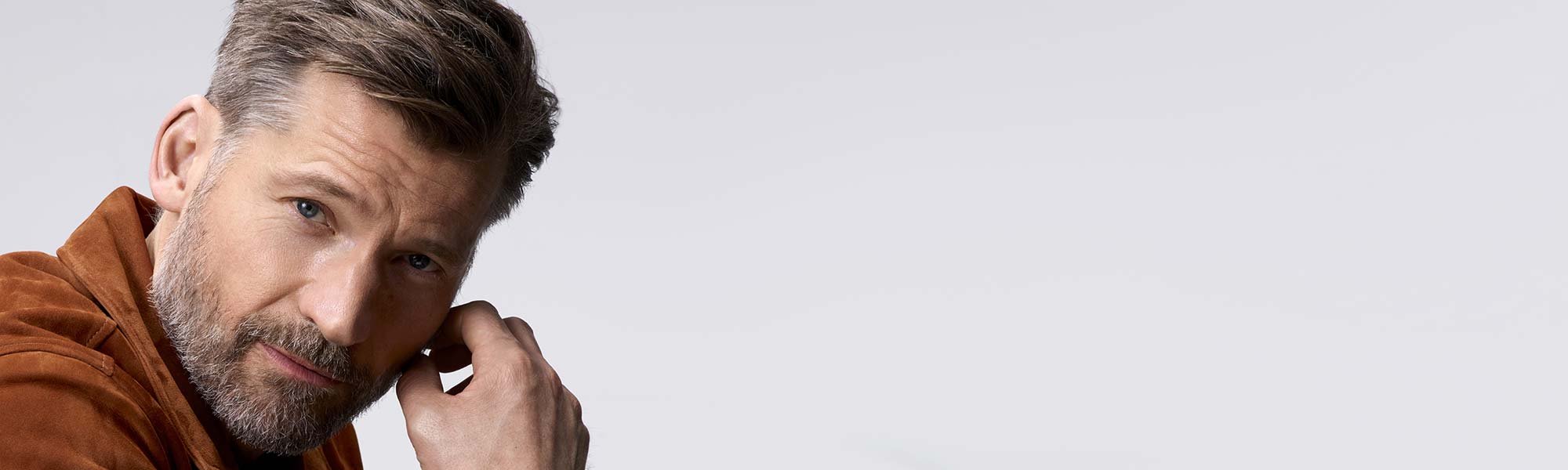 ¿Quieres llevar el pelo gris como Nikolaj Coster-Waldau? Si es que sí léete nuestro artículo y si es que no tíñete el pelo con One-Twist Hair Color de L’Oréal Men Expert.