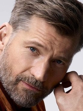 ¿Quieres llevar el pelo gris como Nikolaj Coster-Waldau? Si es que sí léete nuestro artículo y si es que no tíñete el pelo con One-Twist Hair Color de L’Oréal Men Expert.