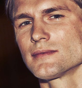 Los hombres con piel grasa necesitan una rutina a base de limpieza, tónico e hidratación como la que proponemos de L’Oréal Men Expert.