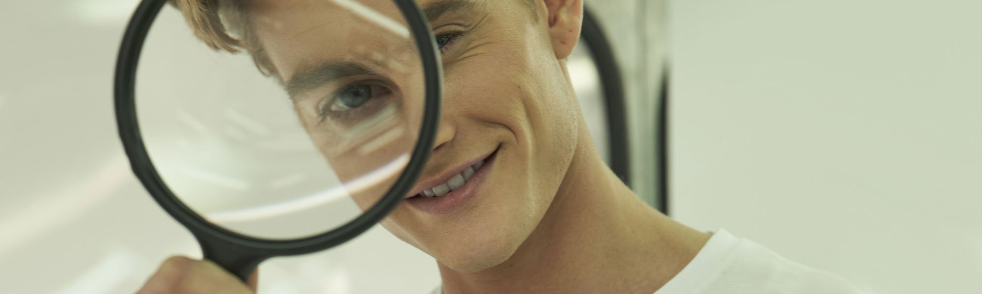 ¿Eres hombre y tienes puntos negros en la cara? Combátelos con la gama Pure Carbon de L’Oréal Men Expert.