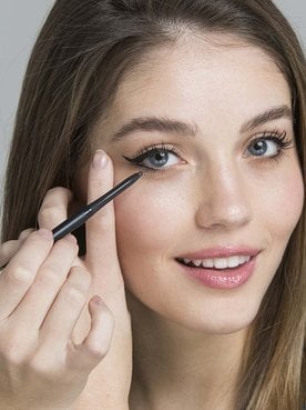 Hazte un eyeliner perfecto con los diferentes delineadores de L’Oréal Paris. En la imagen, el perfilador negro de la gama Le Liner Signature. ¡Descubre el resto de colores!