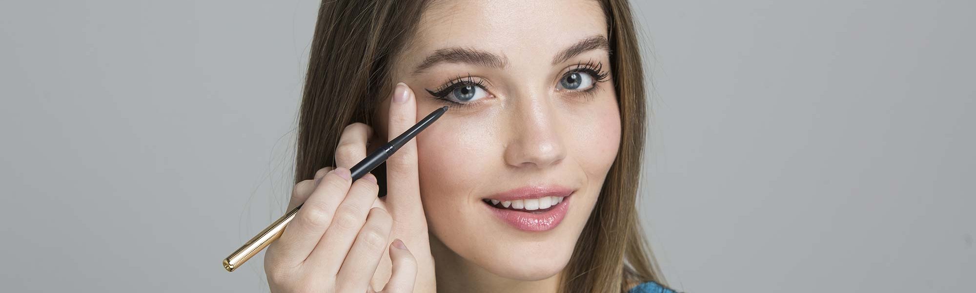 Hazte un eyeliner perfecto con los diferentes delineadores de L’Oréal Paris. En la imagen, el perfilador negro de la gama Le Liner Signature. ¡Descubre el resto de colores!